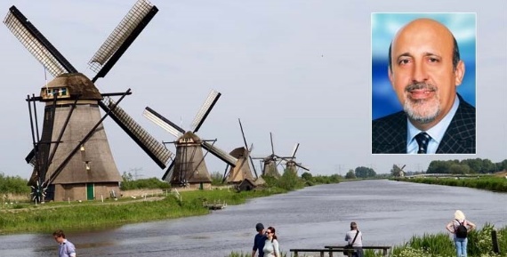 Afbeelding met windmolen, buitenshuis, hemel, gras Door AI gegenereerde inhoud is mogelijk onjuist.