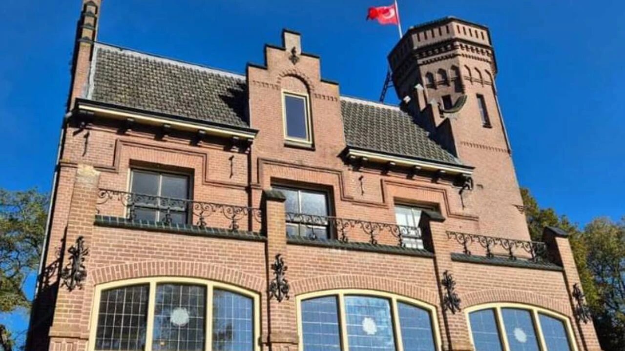 Afbeelding met hemel, buitenshuis, raam, gebouw Automatisch gegenereerde beschrijving
