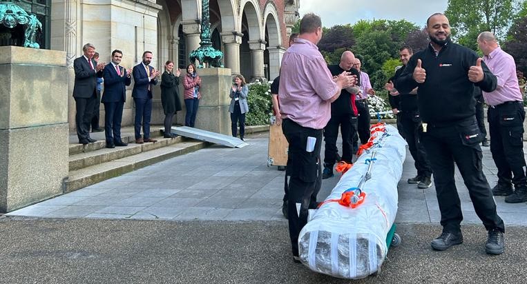 Afbeelding met kleding, person, persoon, buitenshuis Door AI gegenereerde inhoud is mogelijk onjuist.