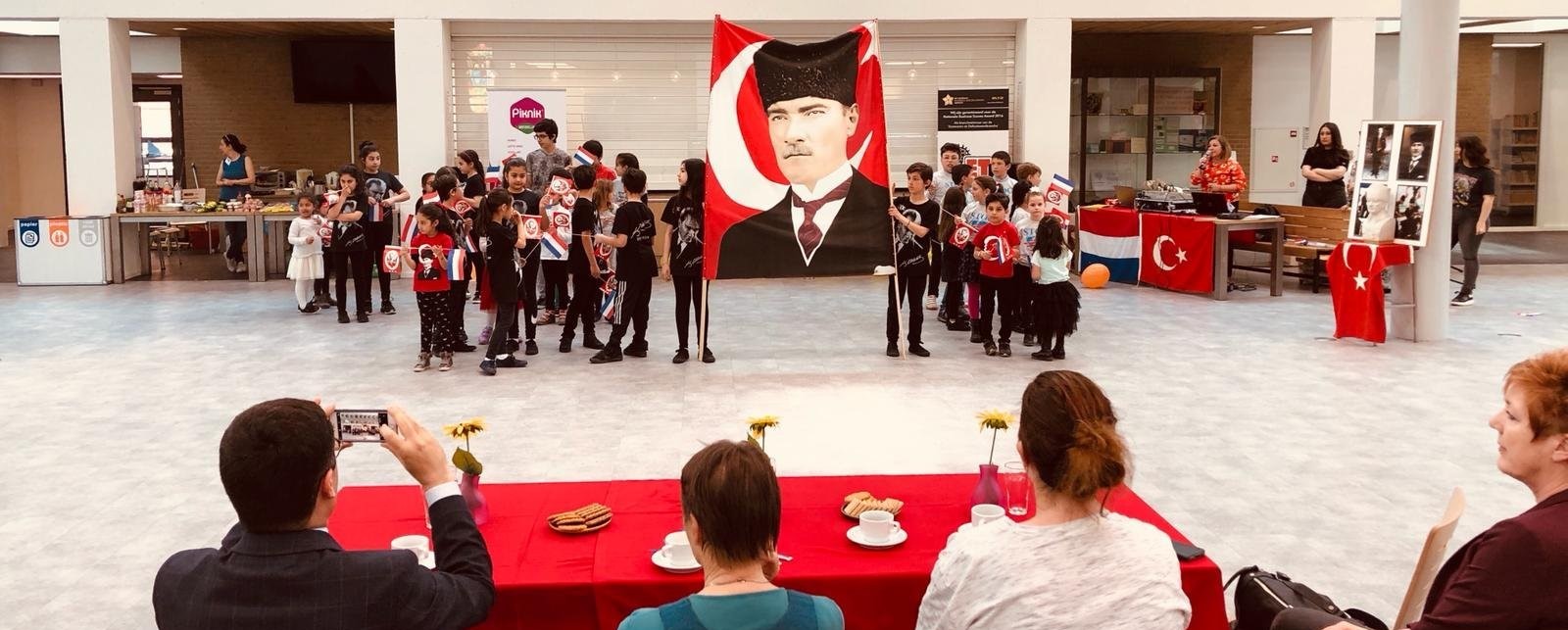 Afbeelding met kleding, persoon, hal, overdekt Door AI gegenereerde inhoud is mogelijk onjuist.