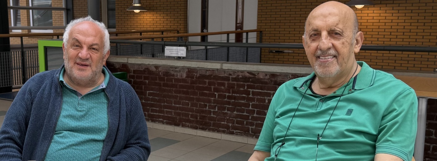 Afbeelding met kleding, persoon, Menselijk gezicht, glimlach Door AI gegenereerde inhoud is mogelijk onjuist.