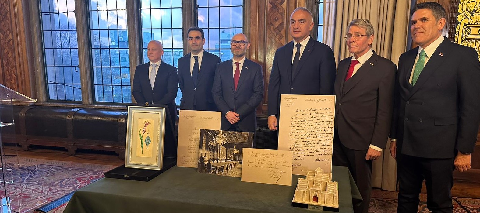 Afbeelding met kleding, persoon, overdekt, Menselijk gezicht Automatisch gegenereerde beschrijving