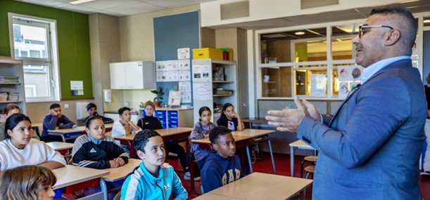 Afbeelding met kleding, persoon, overdekt, Onderwijs Door AI gegenereerde inhoud is mogelijk onjuist.