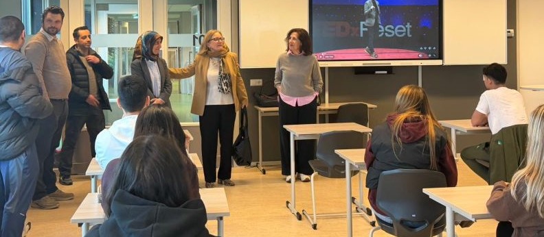 Afbeelding met kleding, persoon, overdekt, vrouw Door AI gegenereerde inhoud is mogelijk onjuist.