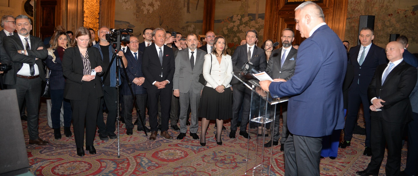 Afbeelding met kleding, persoon, person, Formele kleding Automatisch gegenereerde beschrijving