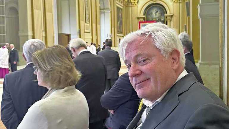 Afbeelding met kleding, persoon, person, Menselijk gezicht Automatisch gegenereerde beschrijving