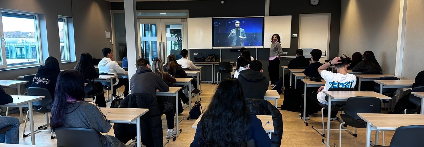 Afbeelding met overdekt, tekst, stoel, computer Door AI gegenereerde inhoud is mogelijk onjuist.