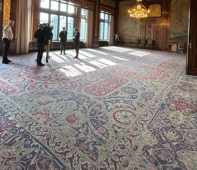 Afbeelding met overdekt, Vloermateriaal, Tapijt, vloer Door AI gegenereerde inhoud is mogelijk onjuist.