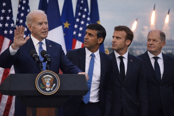 Afbeelding met persoon, kleding, Officieel, stropdas Door AI gegenereerde inhoud is mogelijk onjuist.