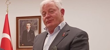 Afbeelding met persoon, Menselijk gezicht, kleding, stropdas Automatisch gegenereerde beschrijving