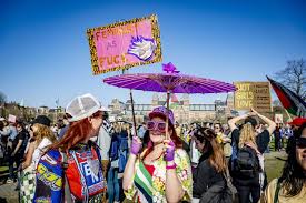 Duizenden actievoerders bij mars voor vrouwenrechten in Amsterdam: 'Kwaad op het patriarchaat' - NRC