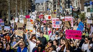 Grote drukte bij betoging voor vrouwenrechten in Amsterdam