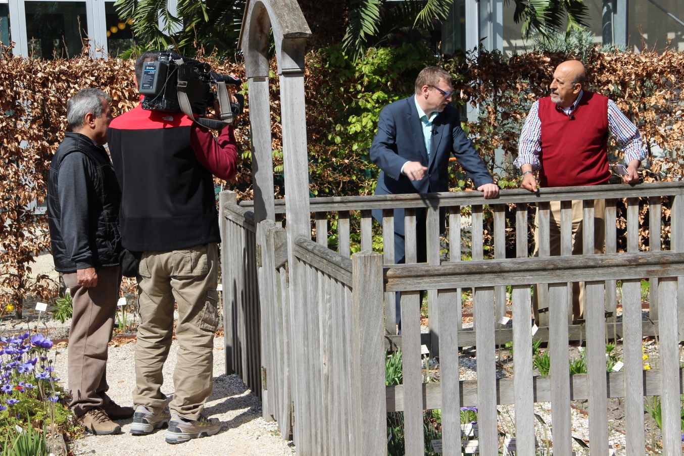 C:\Users\ILHAN\Desktop\ARALIK BULTENINE GIRECEKLER\ilhna Karacay Hortus Botanik'te Paul Kessler ile (1).JPG