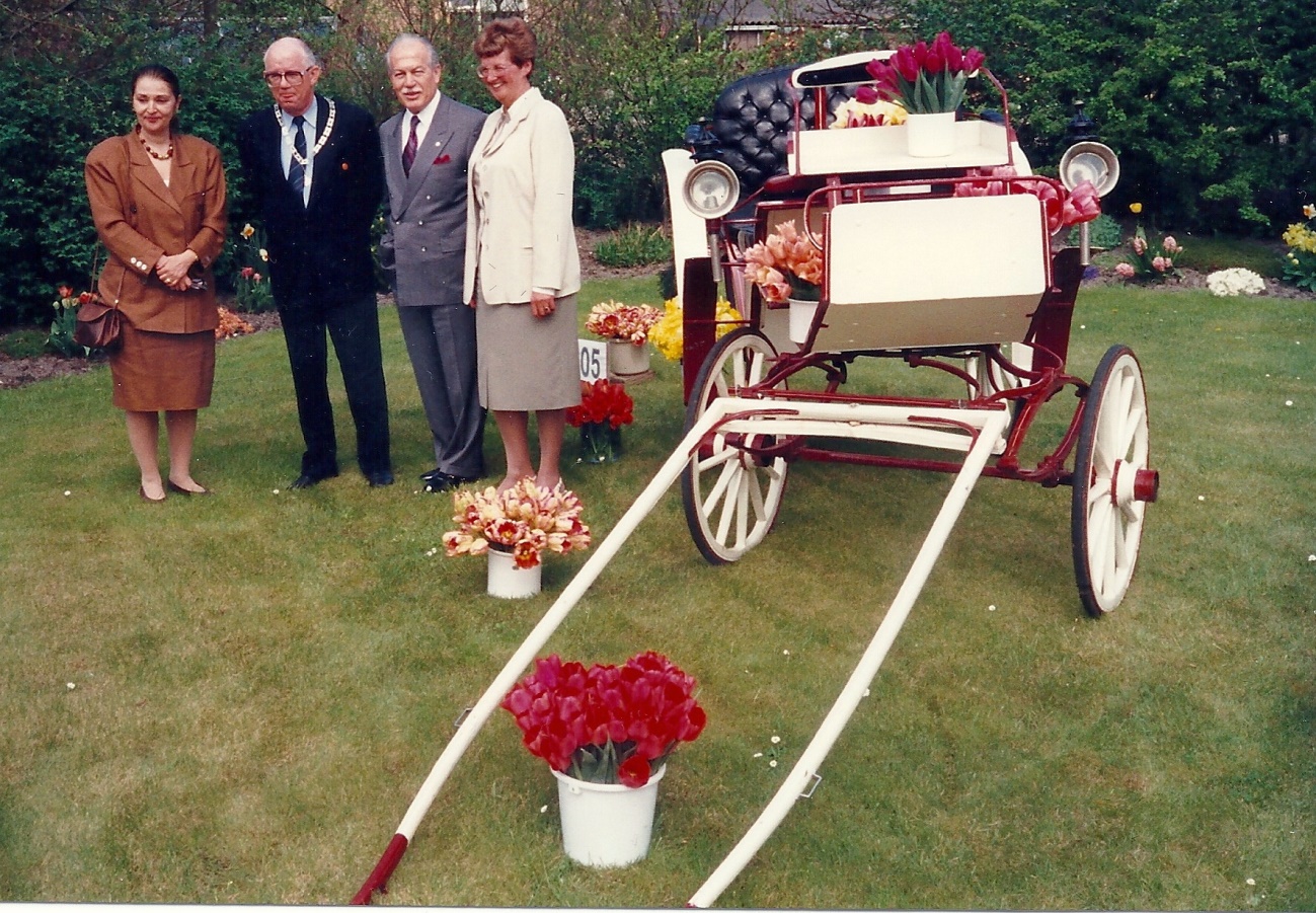 D:\UZAKTAKI DOSTLAR VE IZLER-YAZI VE FOTOĞRAFLAR\HOLLANDA-ızler\Lale'nin tasindigi sembolik araba.jpg