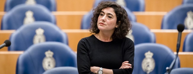 Afbeelding met Menselijk gezicht, kleding, persoon, Spreken in het openbaar Door AI gegenereerde inhoud is mogelijk onjuist.
