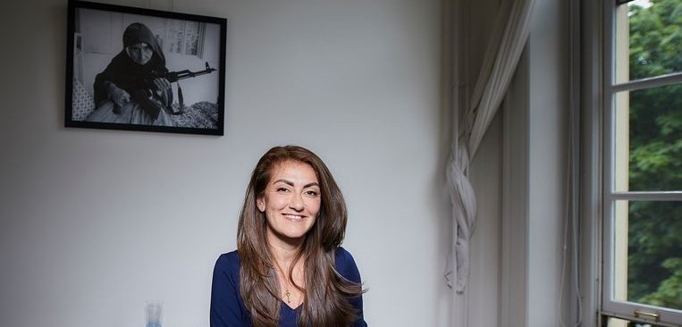 Afbeelding met Menselijk gezicht, persoon, muur, kleding Door AI gegenereerde inhoud is mogelijk onjuist.