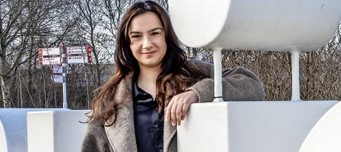 Afbeelding met persoon, Menselijk gezicht, kleding, buitenshuis Door AI gegenereerde inhoud is mogelijk onjuist.