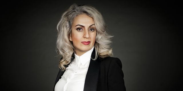 Afbeelding met persoon, Menselijk gezicht, kleding, portret Door AI gegenereerde inhoud is mogelijk onjuist.