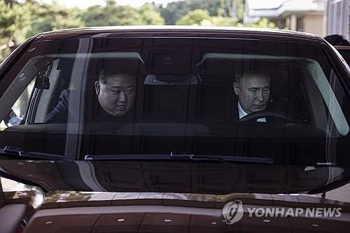 Putin gives another luxury Russian limousine to Kim as gift | Yonhap News Agency