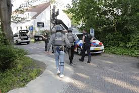 Afbeelding met buitenshuis, tekst, boom, weg Door AI gegenereerde inhoud is mogelijk onjuist.