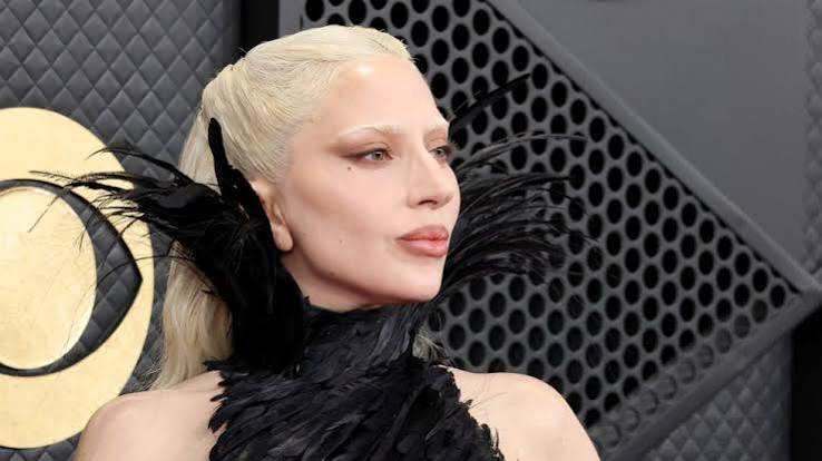 Lady Gaga gaat gothic in een verenjurk bij de Grammy's 2026