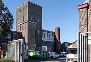 Afbeelding met buitenshuis, hemel, gebouw, eigendom Door AI gegenereerde inhoud is mogelijk onjuist.